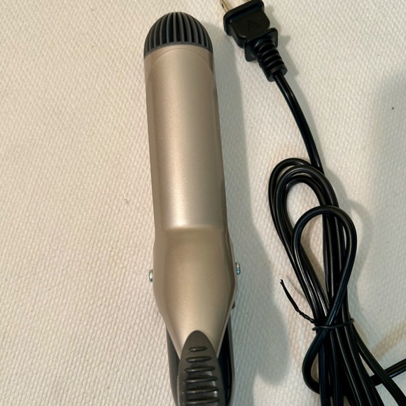 Curling Iron - Conair InfinitiPro Tourmaline Ceramic 1 3/4 Inch 5 settings - Picture 3 of 7